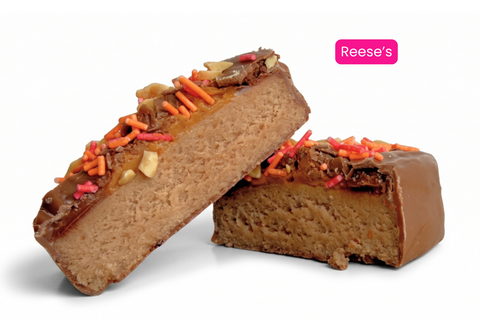 Special of the week: gevulde reep met chocolade, pinda en sprinkles, doorgesneden